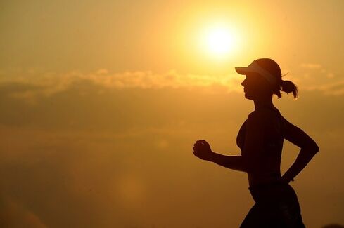 Puedes correr para perder peso no solo por la mañana, sino también por la noche. 