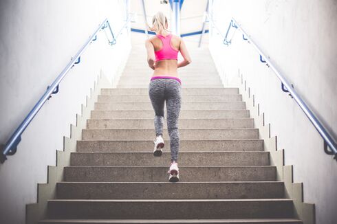 Subir escaleras corriendo es una excelente manera de deshacerse del exceso de peso. 