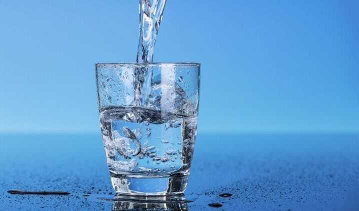 El agua es la base de la dieta para beber.