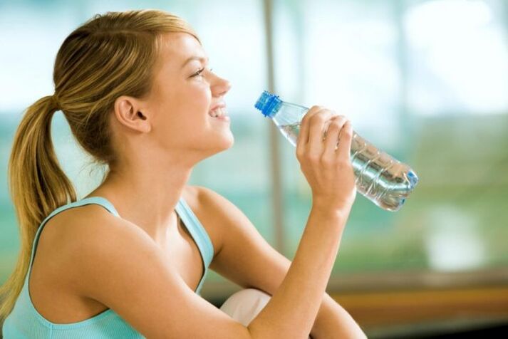 El agua reemplaza los alimentos durante una dieta de bebida.