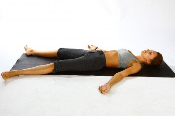 Postura del cadáver de yoga para bajar de peso