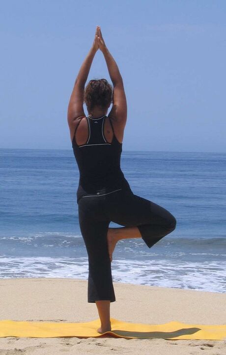 postura del árbol de yoga para bajar de peso