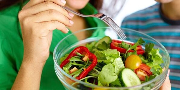 Comer una ensalada de verduras en una dieta libre de carbohidratos para calmar la sensación de hambre