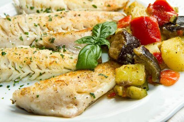 El menú semanal low carb incluye bacalao al horno con berenjenas y tomates. 